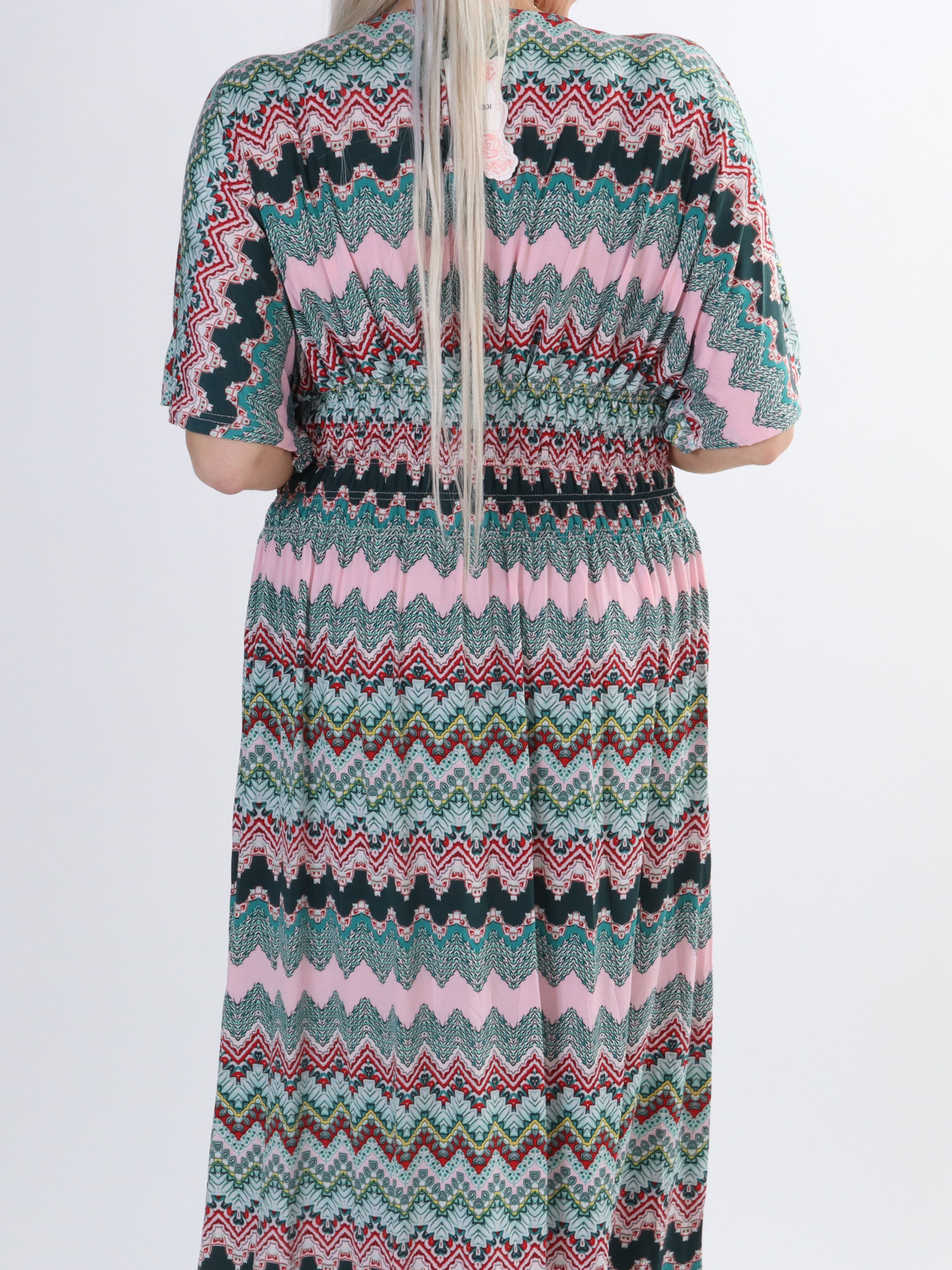 Pams Zigzag - Lång elastisk plus size klänning i skrynkelfritt material